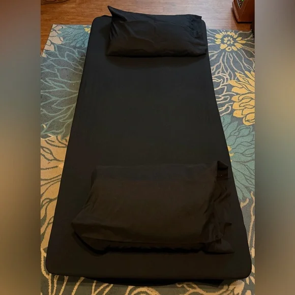 TWIN SIZE BLACK SHEET SET 2 PILLOWCASES NO STAINS OR FLAWS STORED IN CLOSET 🥱😴🛌 - Picture 5 of 9